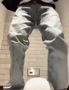 【雨哥91】逼痒难耐躲在厕所里发骚，插逼抓奶刺激死了