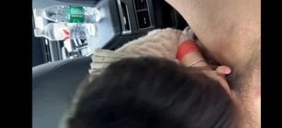 记录生活，熟女阿姨车里给我口交，真实拍摄，