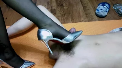 主人的高跟鞋和黑丝好看吗？把你的狗鸡巴踩废好不好！