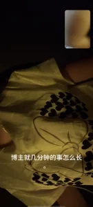 网调聊骚真实美乳翘臀大屁股对着你上位扭动能忍住不射吗