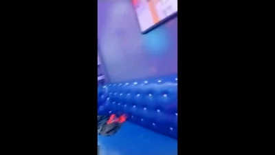 与童颜大奶炮友在KTV沙发上激情啪啪啪