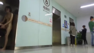 人来人往的电梯口全裸露出！小哥哥都看硬了！